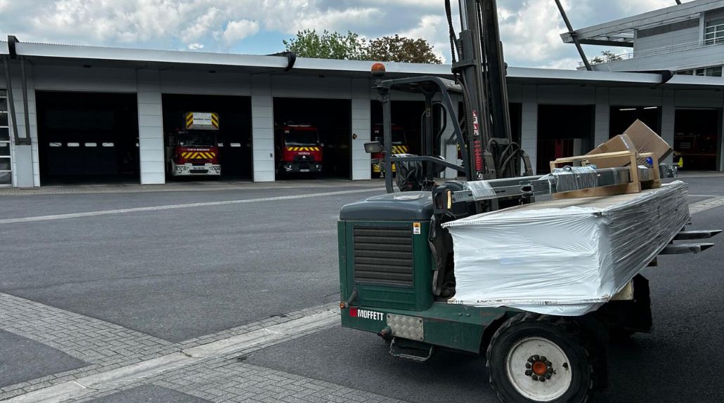 Chariot embarqué devant la caserne de pompiers de Reims