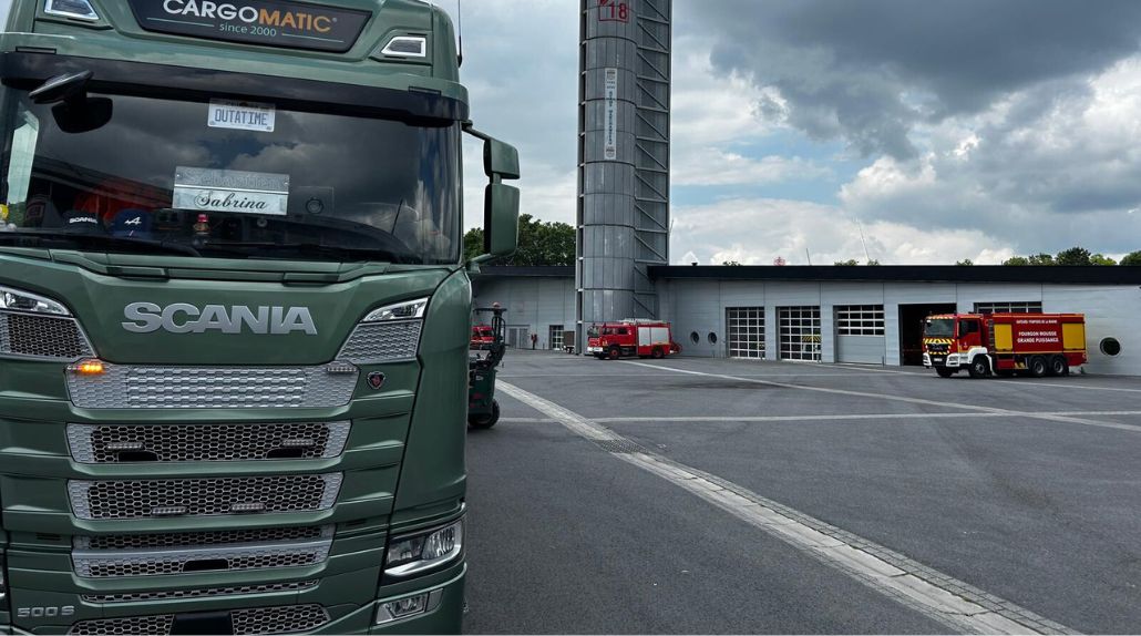 Camion Cargomatic devant la caserne de pompiers de Reims