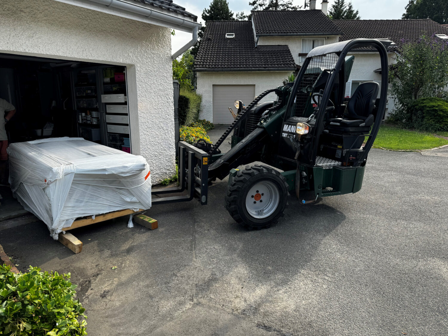 livraison d'un abri de jardin avec un chariot élévateur Cargomatic