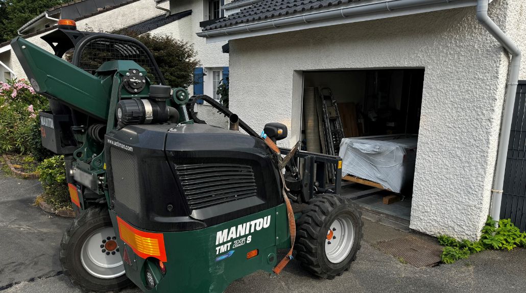 livraison d'un abri de jardin avec un chariot élévateur Cargomatic