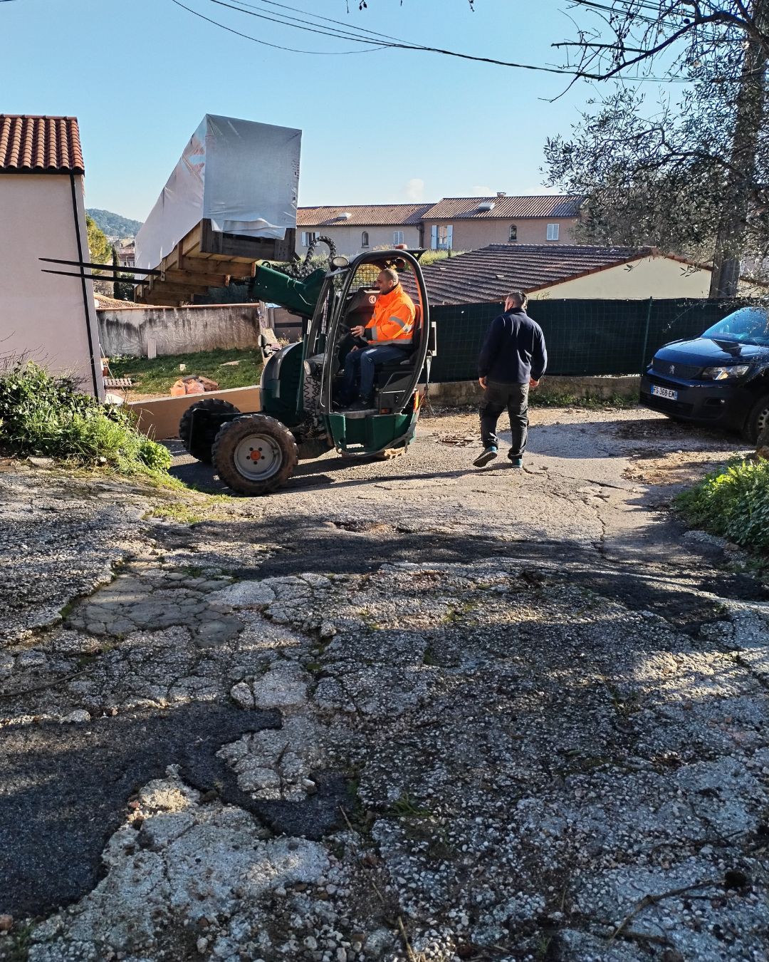 Livraison directe domicile d'un abri piscine grâce à un chariot embarqué sur nos camions