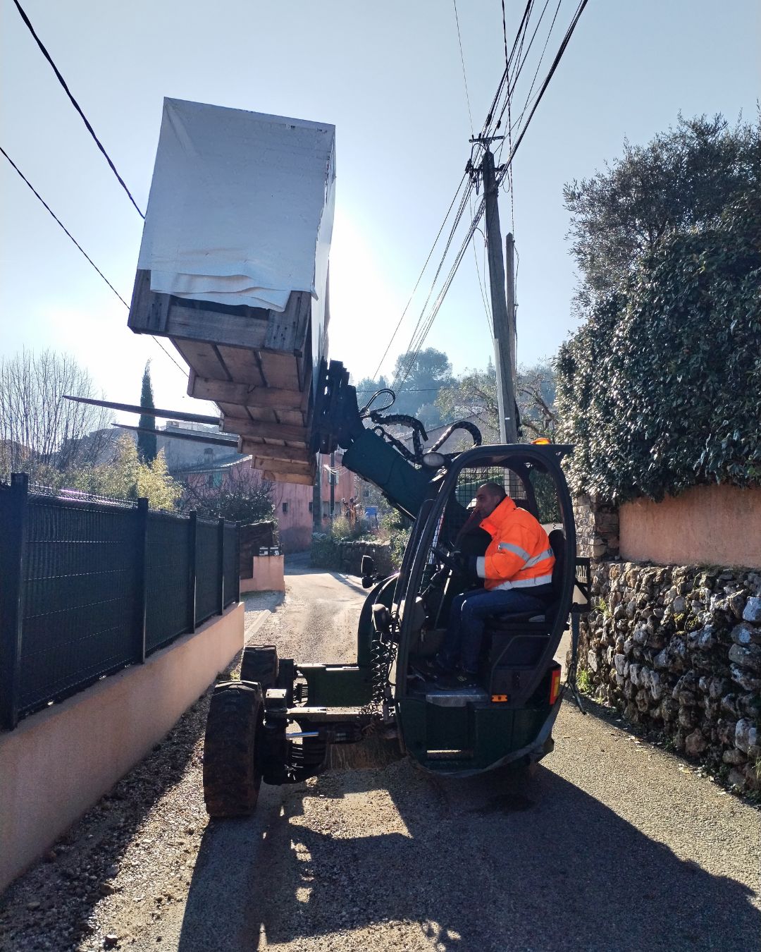 Livraison directe domicile d'un abri piscine grâce à un chariot embarqué sur nos camions