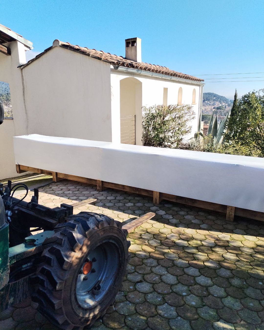 Livraison directe domicile d'un abri piscine grâce à un chariot embarqué sur nos camions