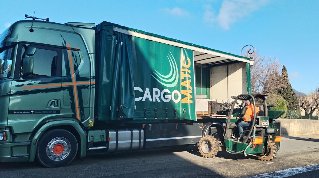 Livraison directe domicile d'un abri piscine grâce à un chariot embarqué sur nos camions