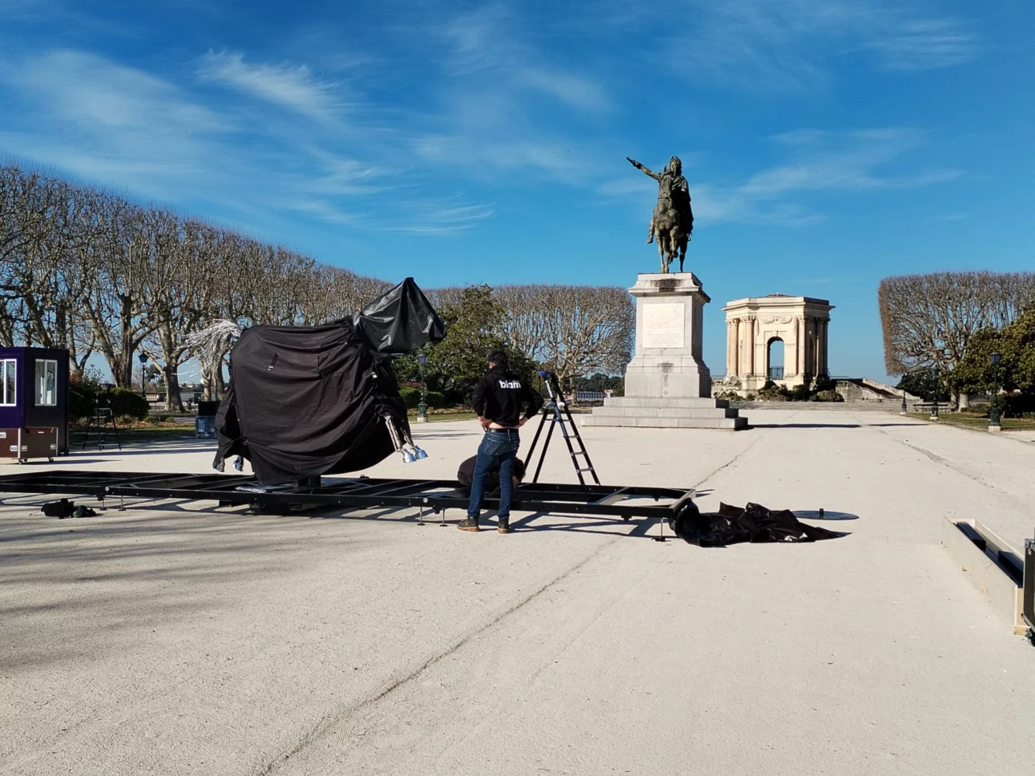 Zeus, the metallic horse of the 2024 Olympic Games, makes a stop in Montpellier at the Promenade du Peyrou. A roadshow across France and Europe organized by Cargomatic.